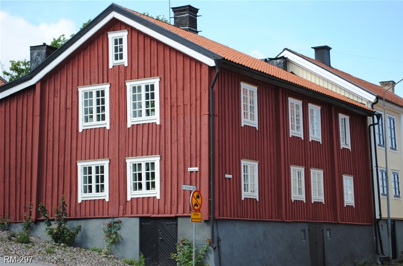 Gammalt hus i Västervik med nya RM fönster