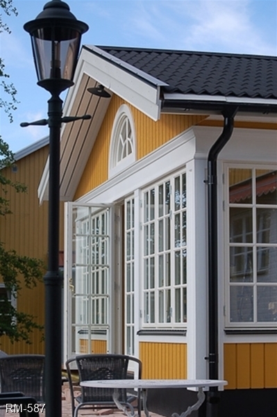 Veranda med höga spröjsade fönster
