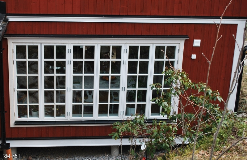 Ett stort glasparti från RM fönster i småland