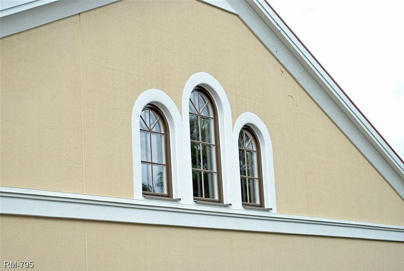 Gavelfönster med bågformad överdel