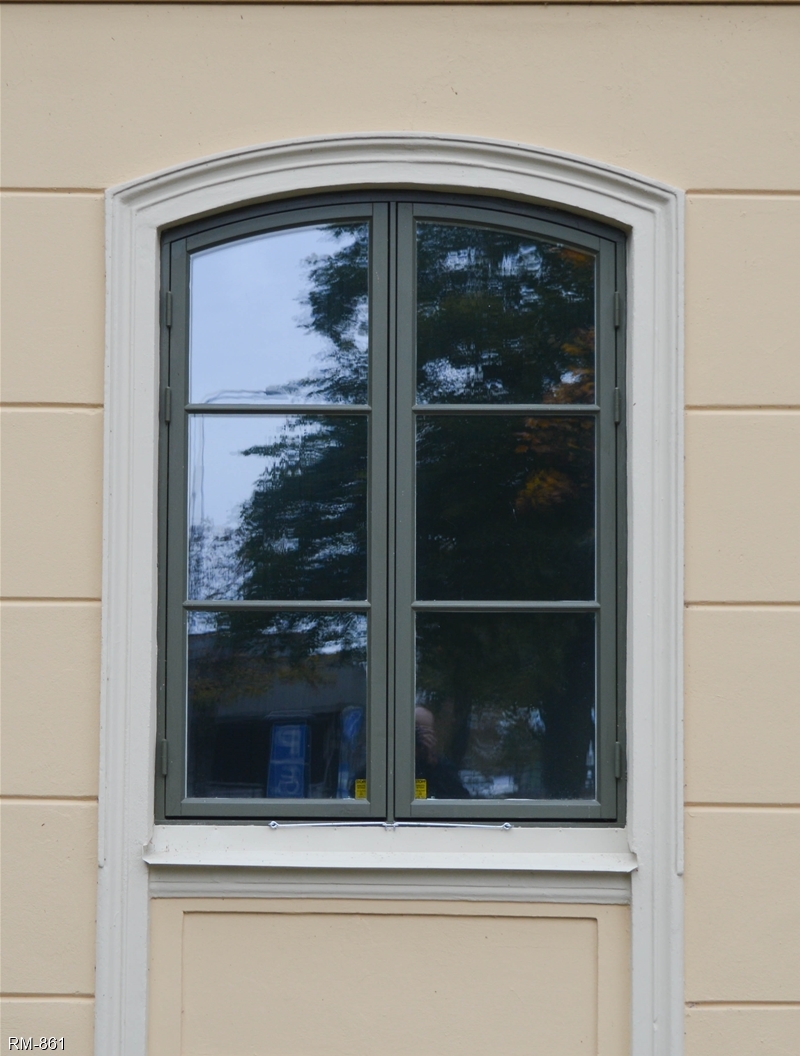 Bågformat fönster med spröjs